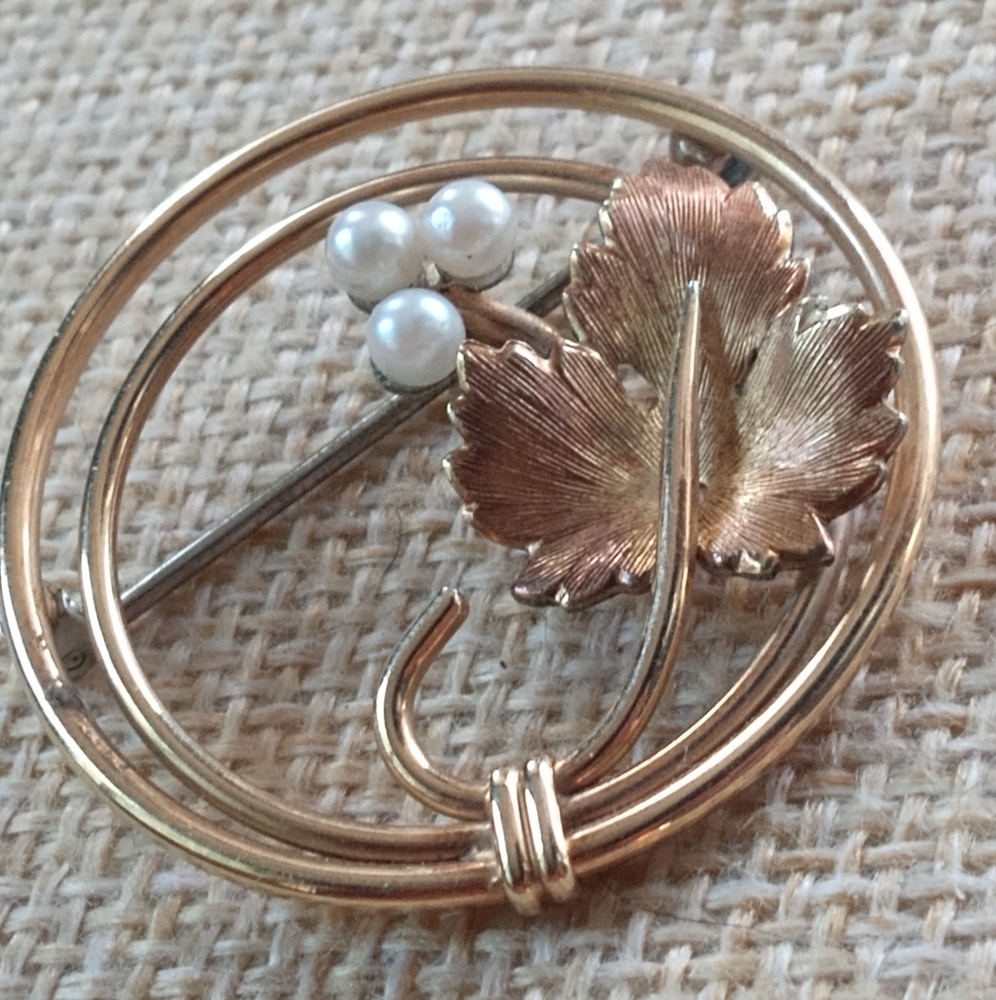 Krementz VTG Gold Tone Open Double Circle Leaf Pearl Brooch Pin/Brooch
